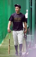 　室内で打撃練習を終えて引き揚げる森下（撮影・立川洋一郎）