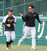 　伊原（左）とランニングをする門別（右）（撮影・立川洋一郎）