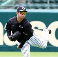 　キャッチボールをして汗を流す門別（撮影・立川洋一郎）