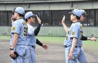 　勝利のハイタッチをするナイン