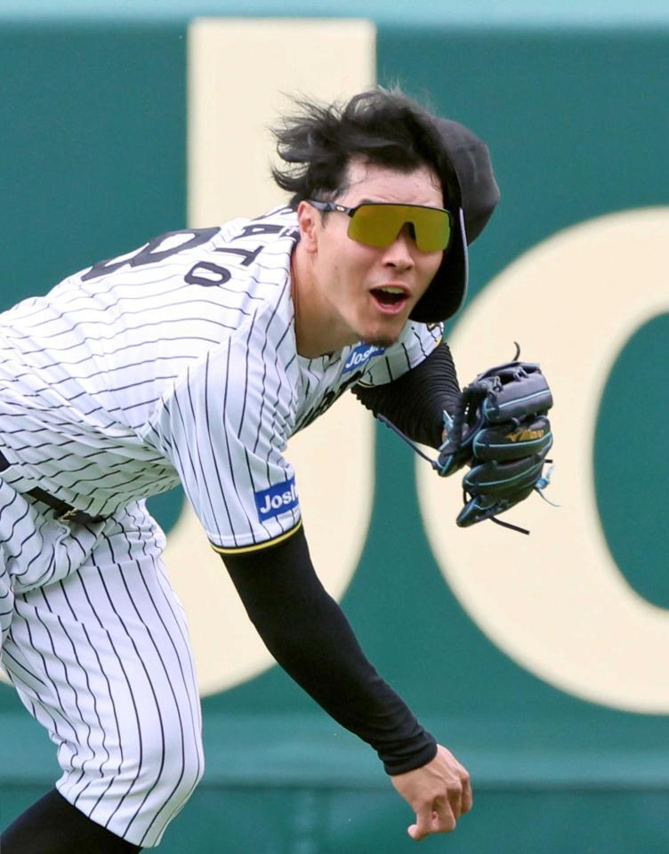 　シートノックの打球を処理して送球する（撮影・立川洋一郎）