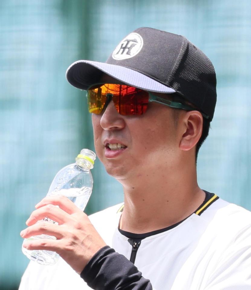 　練習を見守る藤川監督（撮影・立川洋一郎）