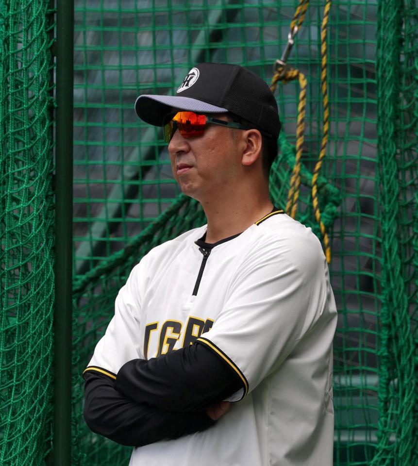 　練習を見守る藤川監督（撮影・北村雅宏）