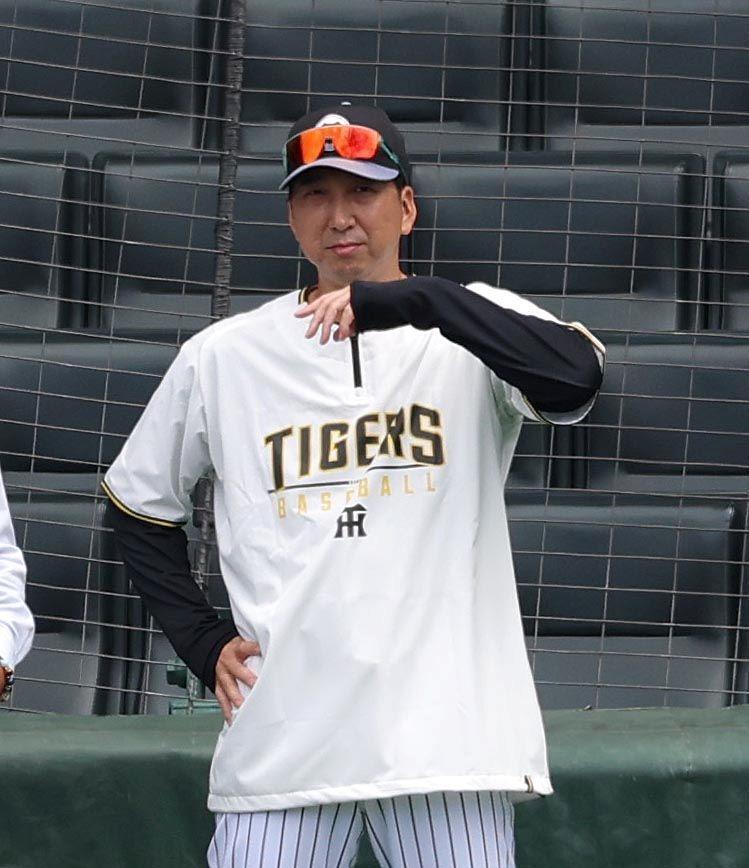 　練習を見守る藤川監督（撮影・北村雅宏）