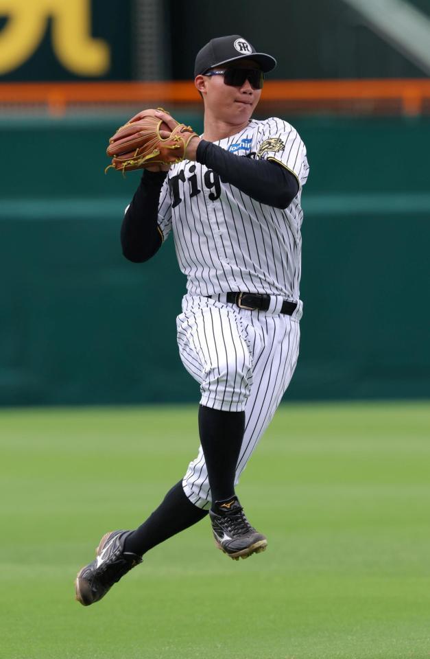 　ノックの打球を返球する森下（撮影・北村雅宏）