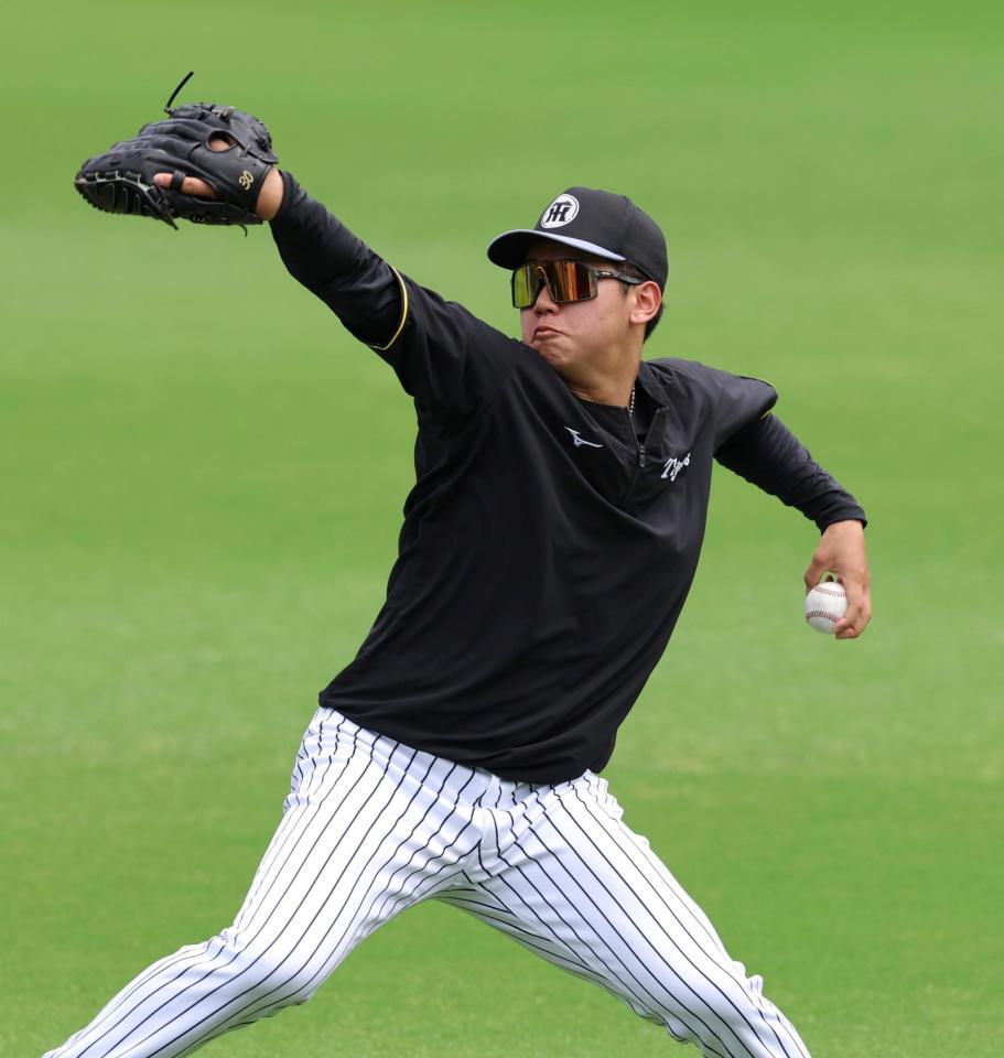 　入念にキャッチボールする門別（撮影・北村雅宏）