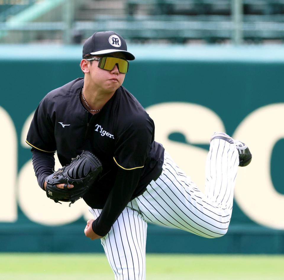 　キャッチボールをして汗を流す門別（撮影・立川洋一郎）