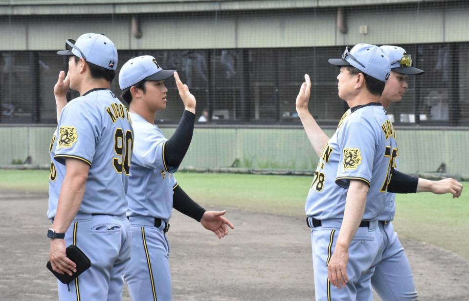 　勝利のハイタッチをするナイン