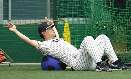 　トレーニングする佐藤輝