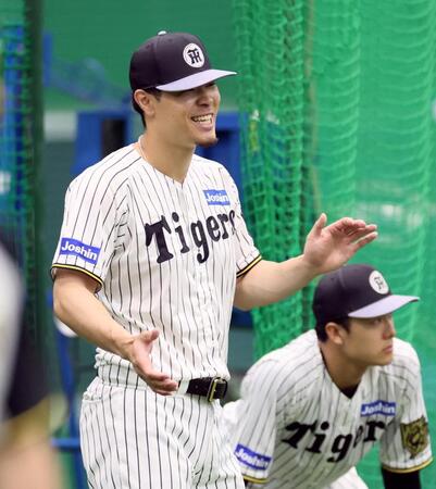 　ウオーミングアップで明るい表情を見せる佐藤輝（撮影・立川洋一郎）