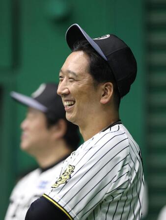 　練習を見る藤川監督（撮影・北村雅宏）