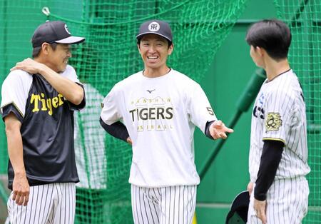 　中野（右）らと談笑する近本（中央）＝撮影・立川洋一郎