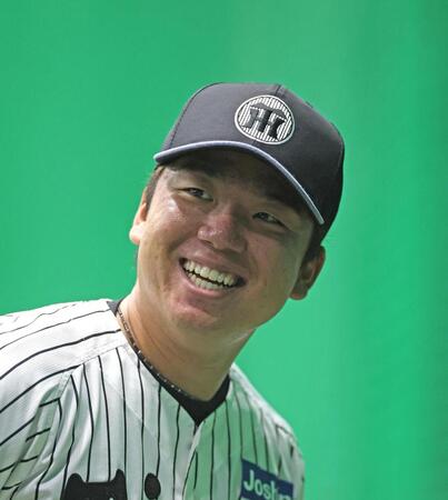 　練習中に笑顔を見せる村上（撮影・北村雅宏）