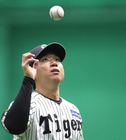 　ボールを見つめる村上（撮影・北村雅宏）