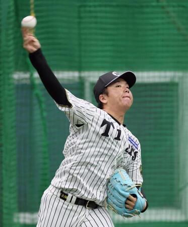 　キャッチボールをして調整する村上（撮影・立川洋一郎）