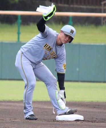 　１回、右翼へ二塁打を放つ栄枝