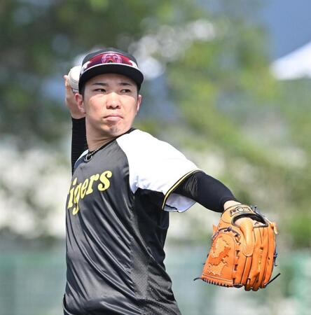 　キャッチボールで調整する石井（撮影・西田忠信）