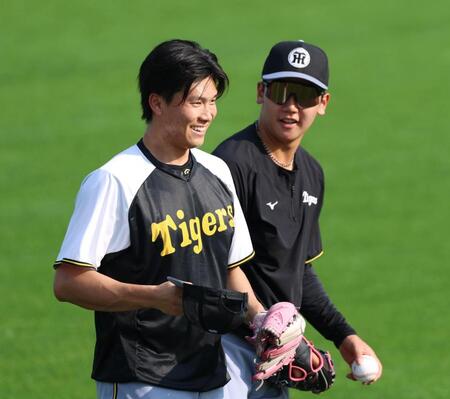 　１軍に合流し笑顔で調整する湯浅（左）と門別（撮影・金田祐二）