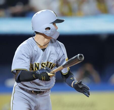 　４回、中前打を放つ中野（撮影・西岡正）