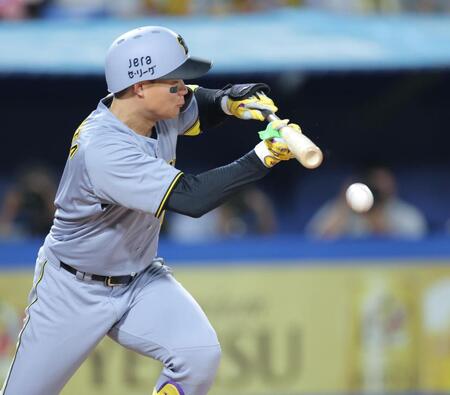 　４回、バントを試みる森下（撮影・西岡正）