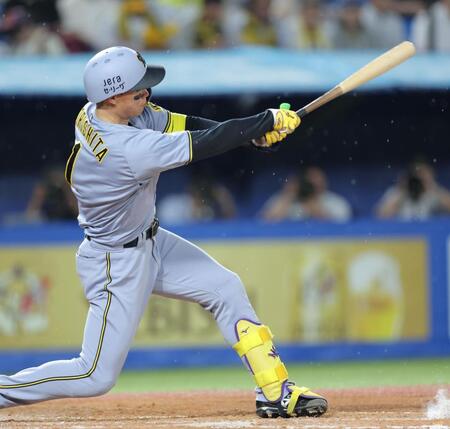 　４回、三塁への内野安打を放つ森下（撮影・西岡正）