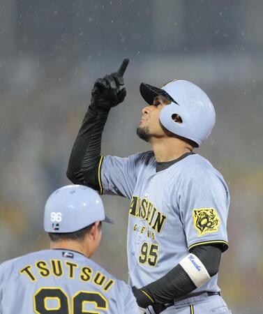 　４回、適時打を放ち、天を仰ぐヘルナンデス（撮影・西岡正）