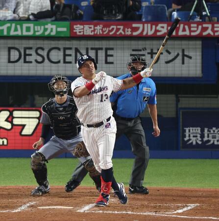 　７回、同点２ランを放つオスナ（撮影・金田祐二）