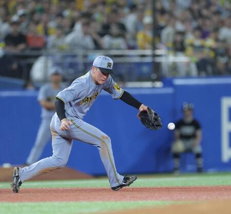 　９回、内山の打球を後逸した高寺。チームはサヨナラ負けとなる（撮影・西岡正）