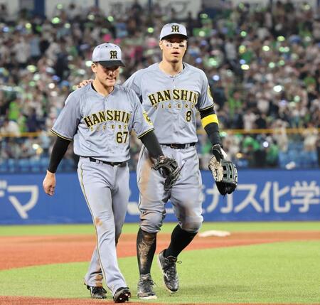 　サヨナラ負けを喫し、高寺の肩に手をやりながら引き揚げる佐藤輝（撮影・田中太一）