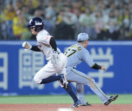 　９回、内山の打球を後逸した高寺。チームはサヨナラ負けとなる（撮影・西岡正）