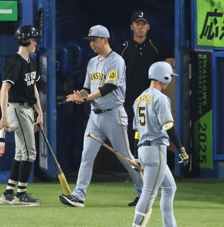 　９回、サヨナラの好機に近本が三振し渋い表情で選手交代を告げる藤川監督（撮影・金田祐二）