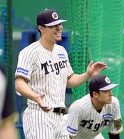 　ウオーミングアップで明るい表情を見せる佐藤輝（撮影・立川洋一郎）