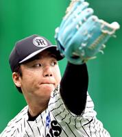 　キャッチボールをして調整する村上（撮影・立川洋一郎）