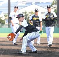 　ノックを受ける石井（撮影・西田忠信）