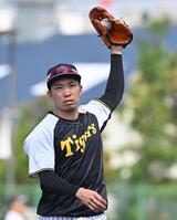 　キャッチボールで調整する石井（撮影・西田忠信）