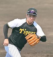 　守備練習する石井（撮影・西田忠信）