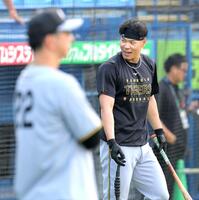 　笑顔で打撃練習に向かう佐藤輝（撮影・西岡正）