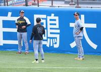 　談笑する村上、藤川監督（撮影・金田祐二）