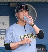 　給水する藤川監督（撮影・西岡正）