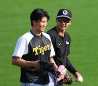 　１軍に合流し笑顔で調整する湯浅（左）と門別（撮影・金田祐二）