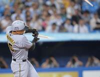 　３回、ヘルナンデスの折れたバットがスタンドへ飛んだ（撮影・西岡正）