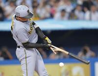 　３回、ヘルナンデスの折れたバットがスタンドへ飛んだ（撮影・西岡正）