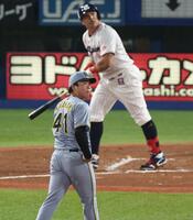 　７回、オスナに同点２ランを浴びる村上（撮影・金田祐二）