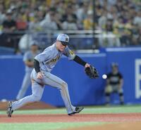 　９回、内山の打球を後逸した高寺。チームはサヨナラ負けとなる（撮影・西岡正）