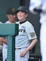 　２回の攻撃前、ベンチで笑顔の平田２軍監督（撮影・西田忠信）