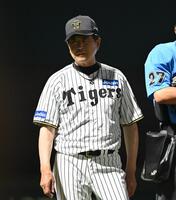 　８回を終え、選手交代を告げた平田２軍監督（撮影・西田忠信）
