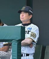 　２回、ベンチからグラウンドを見つめる平田２軍監督（撮影・西田忠信）