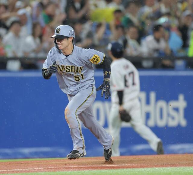 阪神 中野拓夢の激走が相手のミス誘発→一気に先制のホームへ 敵地の