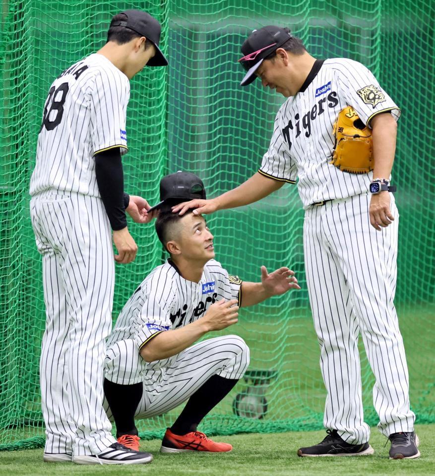 　髪形をいじられる熊谷（撮影・立川洋一郎）