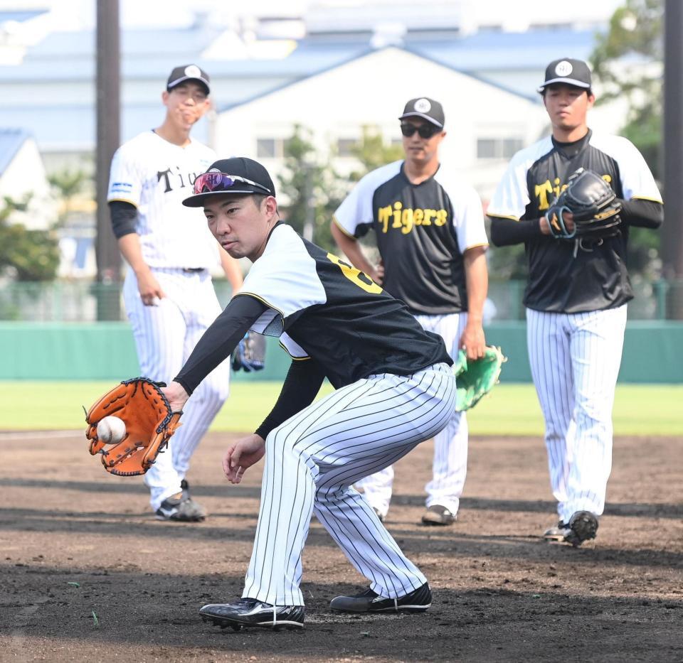 　ノックを受ける石井（撮影・西田忠信）